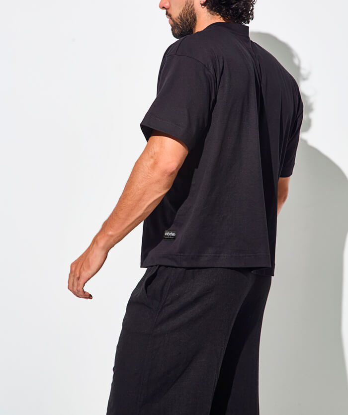 Camiseta t shirts hombre uno espalda - Vista trasera de camiseta negra oversize en look minimalista y casual.