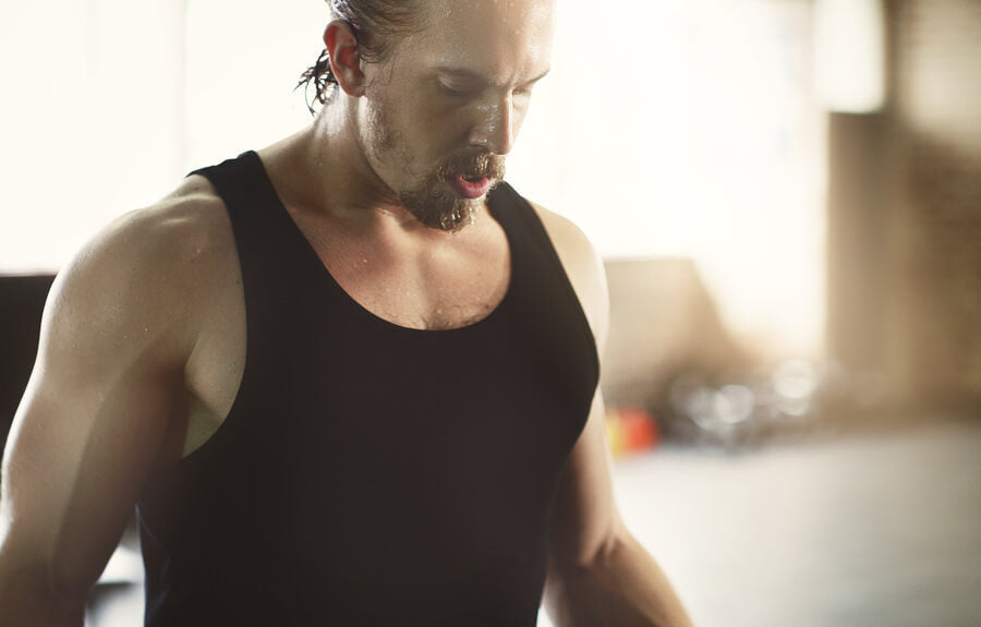 Camisilla para hombre: cómo combinarla con estilo | Intymen