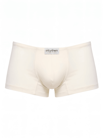 Bóxer corto masculino beige Intymen sobre fondo blanco.
