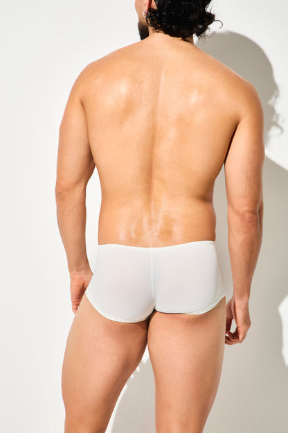 Vista posterior de hombre usando bóxer corto masculino beige Intymen en estudio.
