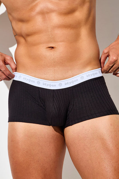 Boxer trunk corto hombre unico delantero - Bóxer negro acanalado de Intymen con pretina elástica blanca y diseño ajustado.

