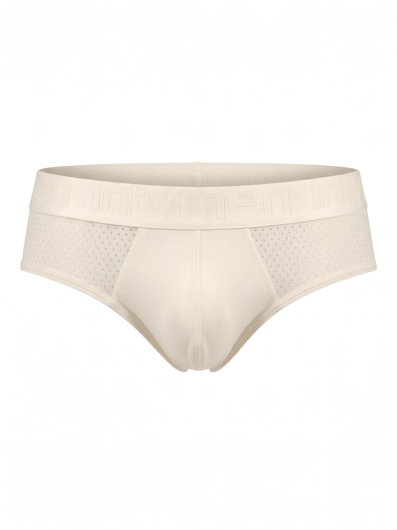 Brief masculino beige Intymen con paneles perforados sobre fondo blanco.
