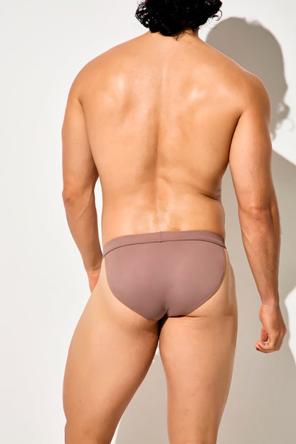 Vista posterior de hombre usando tanga masculina marrón Intymen con paneles.
