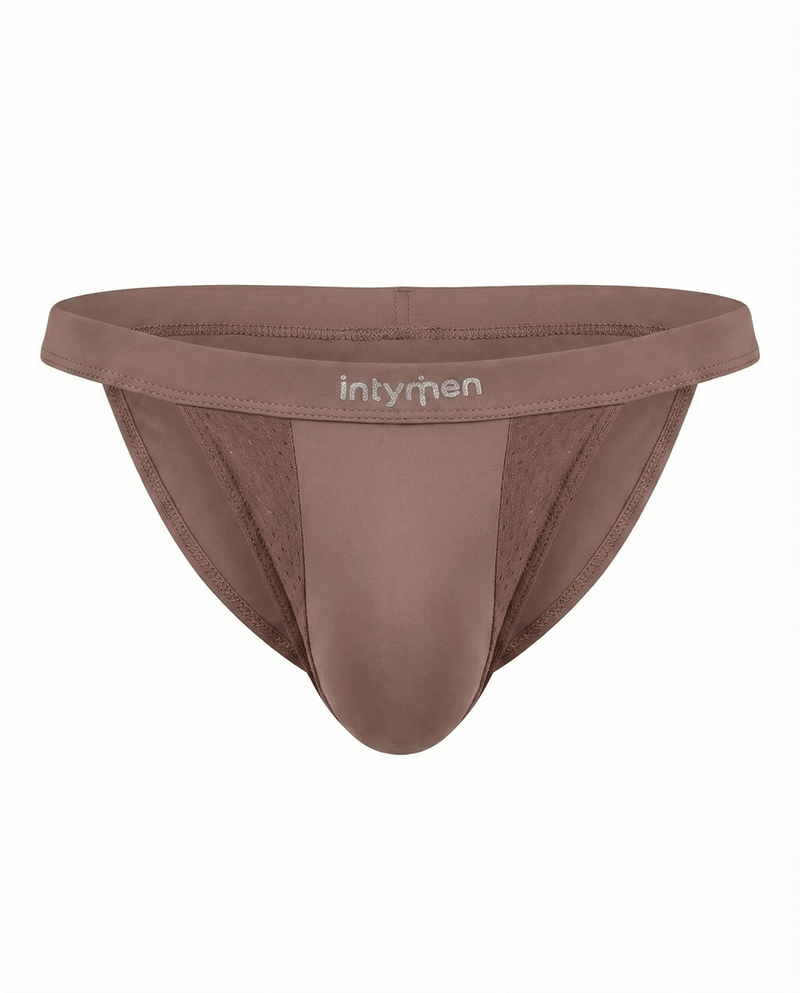 Tanga masculina marrón Intymen con paneles y textura sobre fondo blanco.