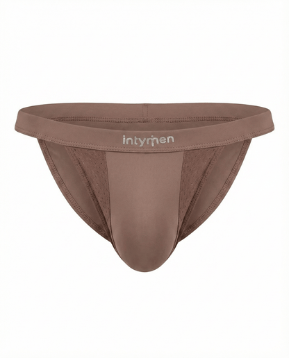 Tanga masculina marrón Intymen con paneles y textura sobre fondo blanco.