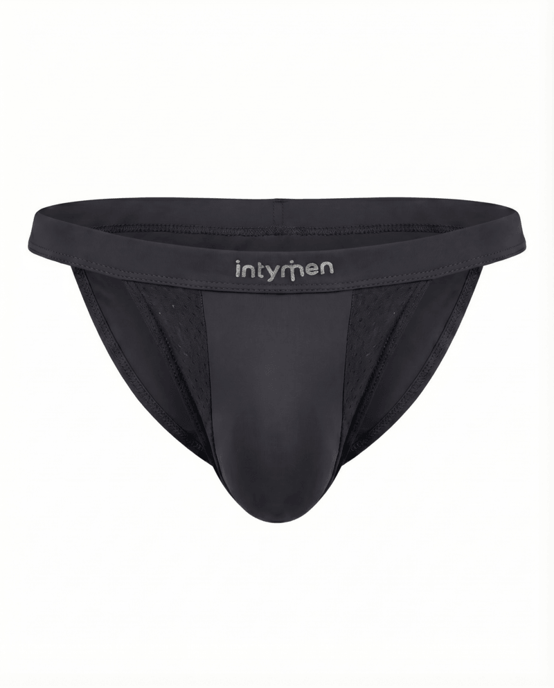 Tanga masculina negra Intymen con paneles y textura sobre fondo blanco.