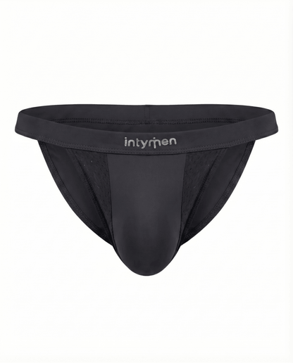 Tanga masculina negra Intymen con paneles y textura sobre fondo blanco.